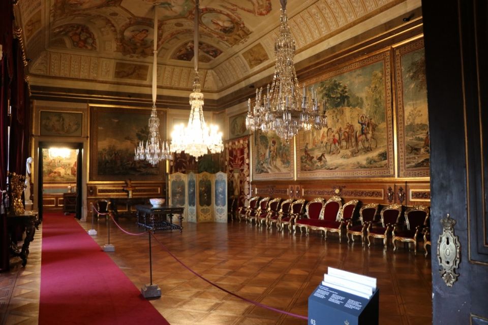 Lisbon: Private Historical Tour to Queluz and Ajuda Palaces