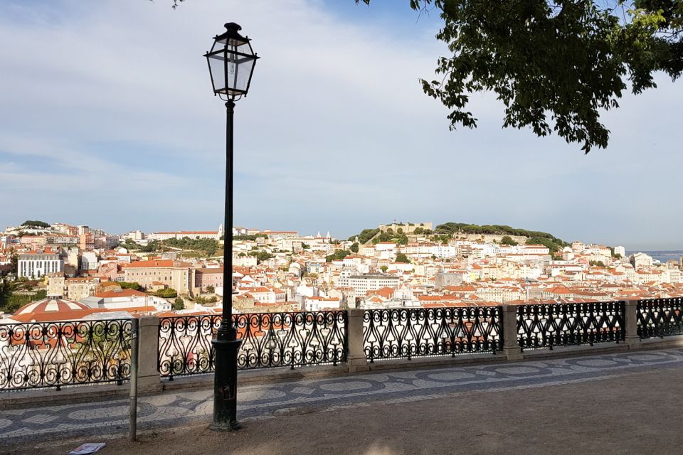 Lisbon: Vintage Vehicle Replica Romantic Private Tour