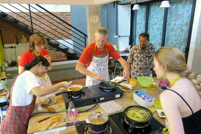Market Visit & Private Hands-on Cooking Class at Daun Senja