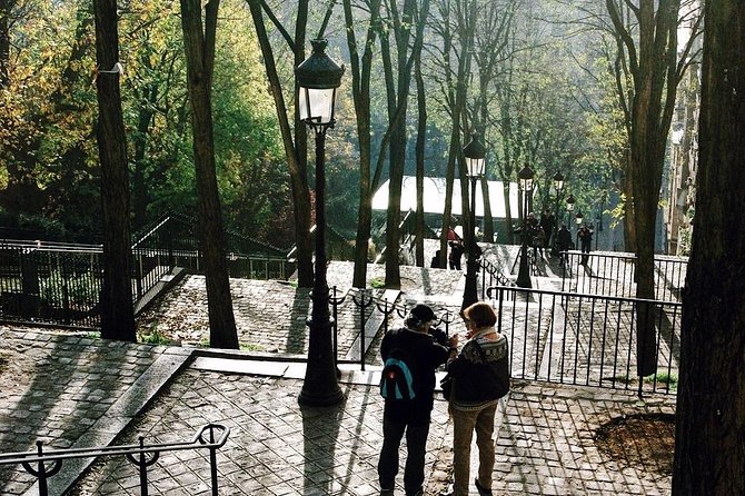 Montmartre District and Sacre Coeur – Exclusive Guided Walking Tour