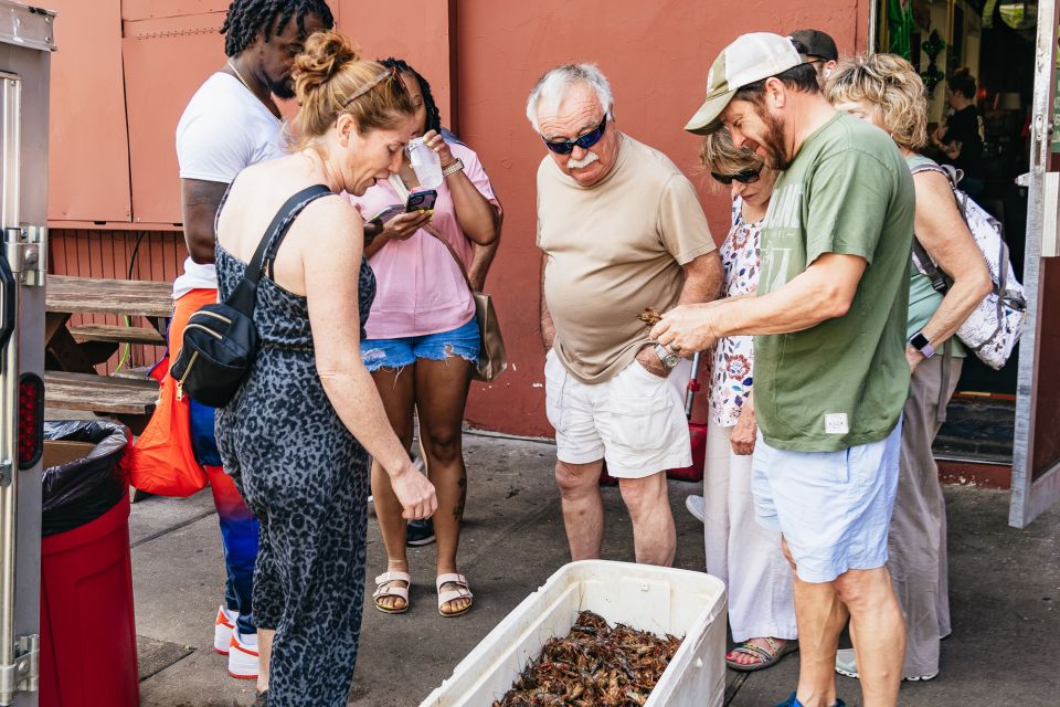 New Orleans: Garden District Food, Drinks & History Tour - Neighborhood Exploration