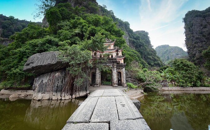 Ninh Binh: Full Day Tour in Hoa Lu, Trang An and Mua Cave