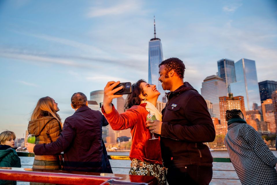 Nyc: Sightseeing Holiday Cruise With Drink