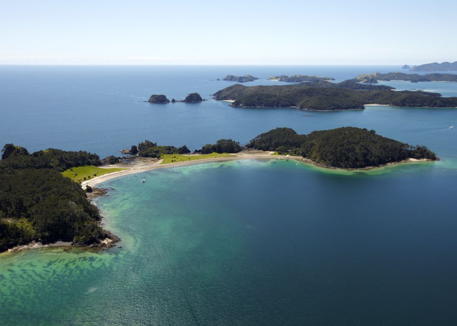 Paihia/Russell: Hole in the Rock Cruise With 2 Island Stops