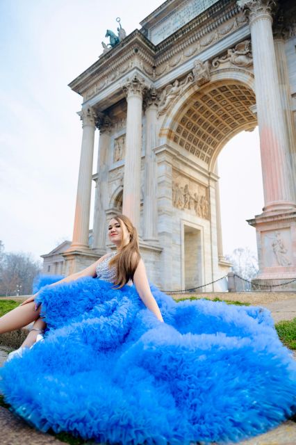 Photoshoot With a Fairytale Dress in the Heart of Milan