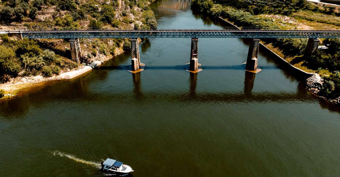 Pinhão: Douro River Boat Tour With Lunch