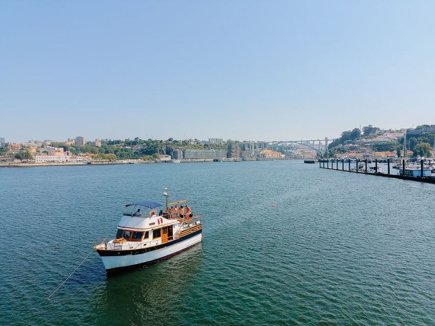 Porto: Exclusive Bachelor Party at Classic Boat Cruise 3H
