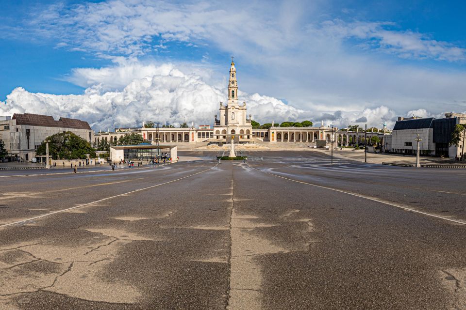 Porto: Private Transfer to Lisbon With Stops Until 3 Cities