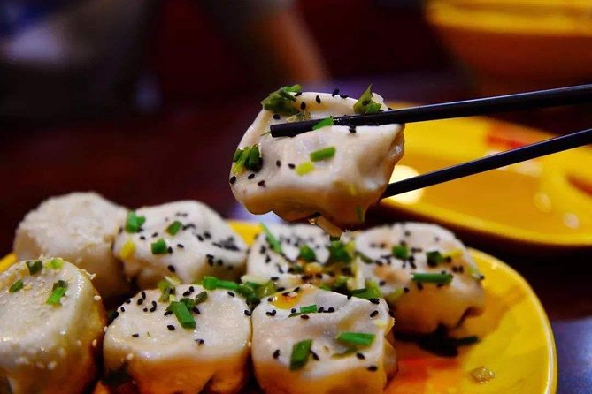 Private Shanghai Evening Street Food Walking and Cruise Tour