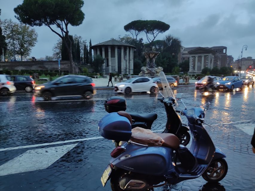 Rome: Guided Vespa City Tour