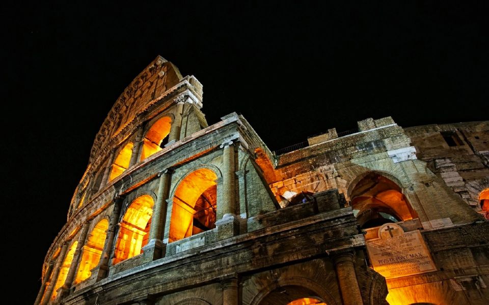 Rome: Hop on Hop Off Bus & Colosseum Guided Tour