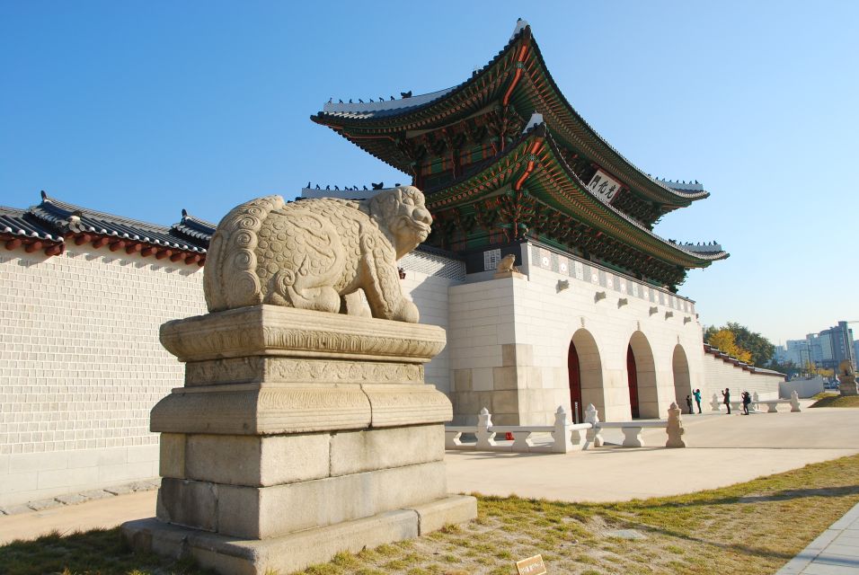 Seoul: Gyeongbokgung Palace, Bukchon Hanok Village, and Gwangjang Market Tour