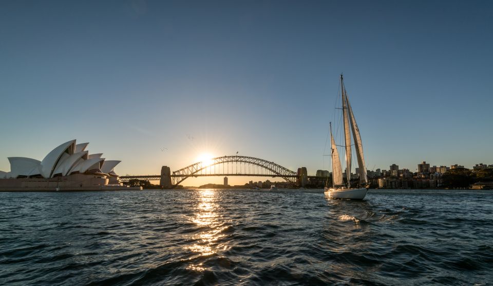 Sydney: Exclusive Sydney Harbour Cruise on a Classic Yacht