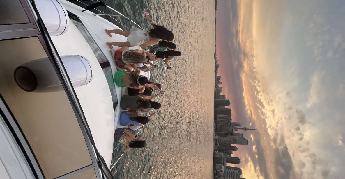 Toronto: Private Luxury Yacht Sightseeing Cruise & Prosecco