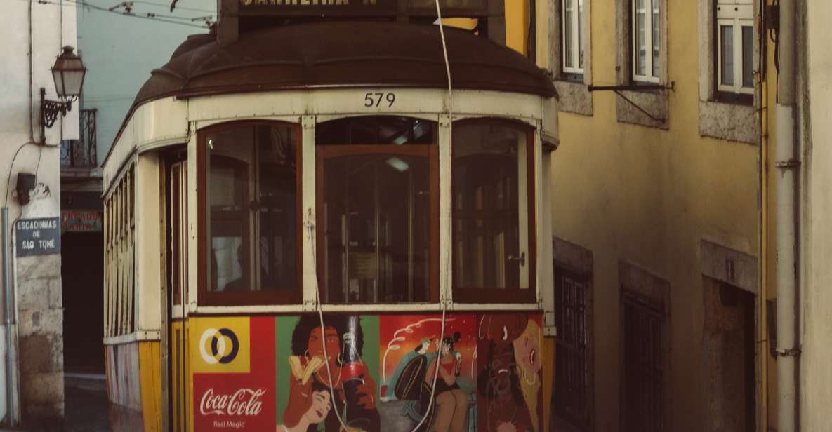 Tourist Tour in Bairro Alto – the Tuk Experience