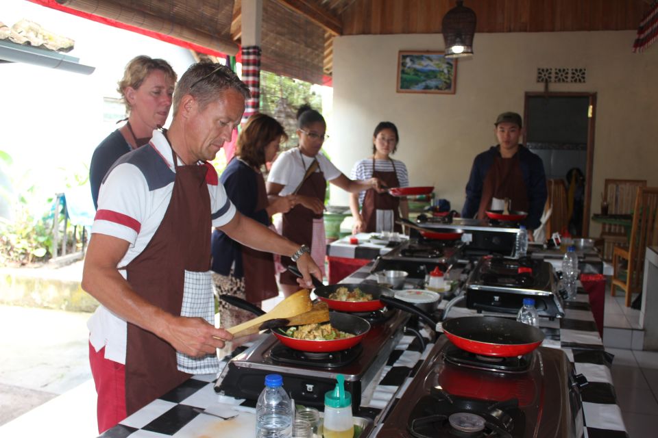 Ubud: Balinese Cooking Class and Market Tour With Transfers