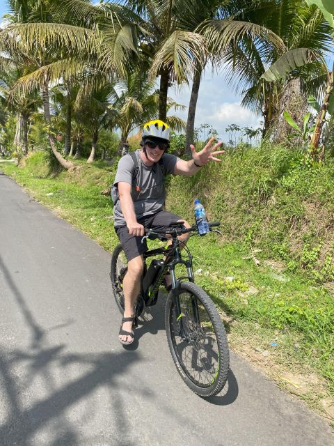 Ubud : PRIVATE Bike Tour Inside Rice Field With Meal & Pool