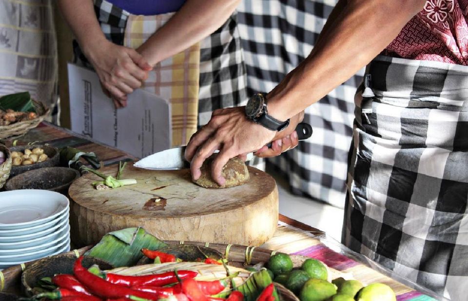 Ubud: Traditional Cooking Class & Market Tour With Transfer