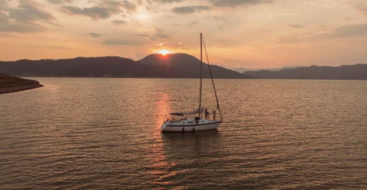 Valle De Bravo: Sailboat