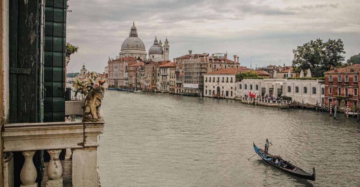 Venice: Gondola Ride and a Gala Dinner in a Venetian Palace