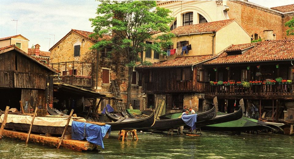 Venice: Historical Gondola Yard Private Tour