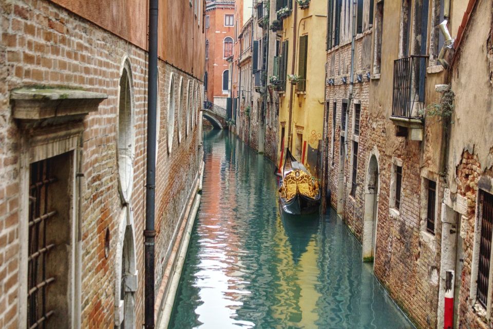 Venice: Private Gondola Ride for up to 5 People