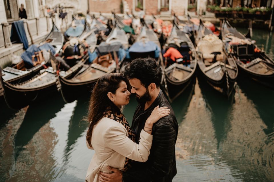 Venice: Private Gondola Ride With Professional Photographer