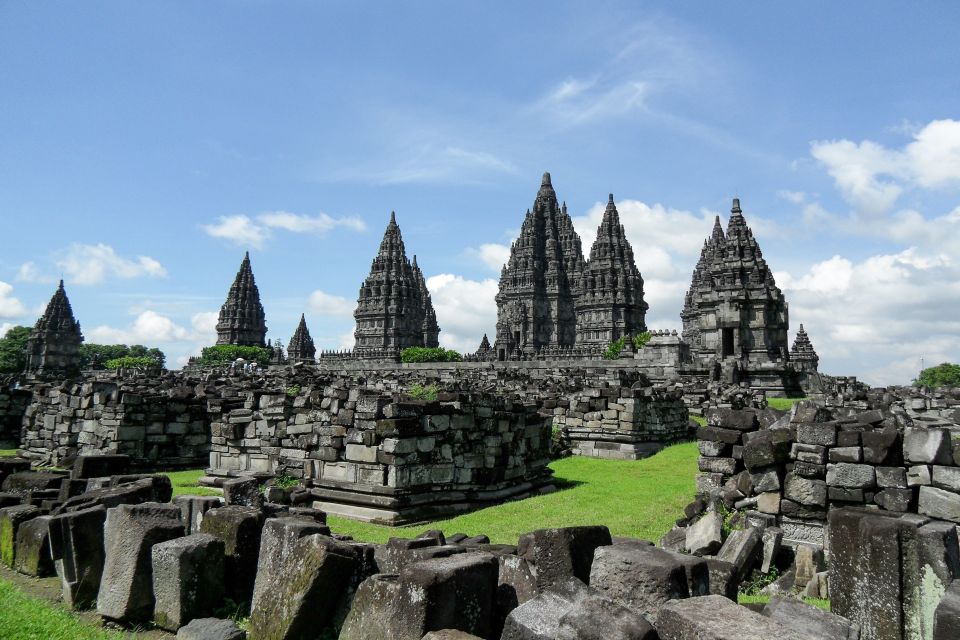 Yogyakarta: Palace, Water Castle & UNESCO Temple Guided Tour