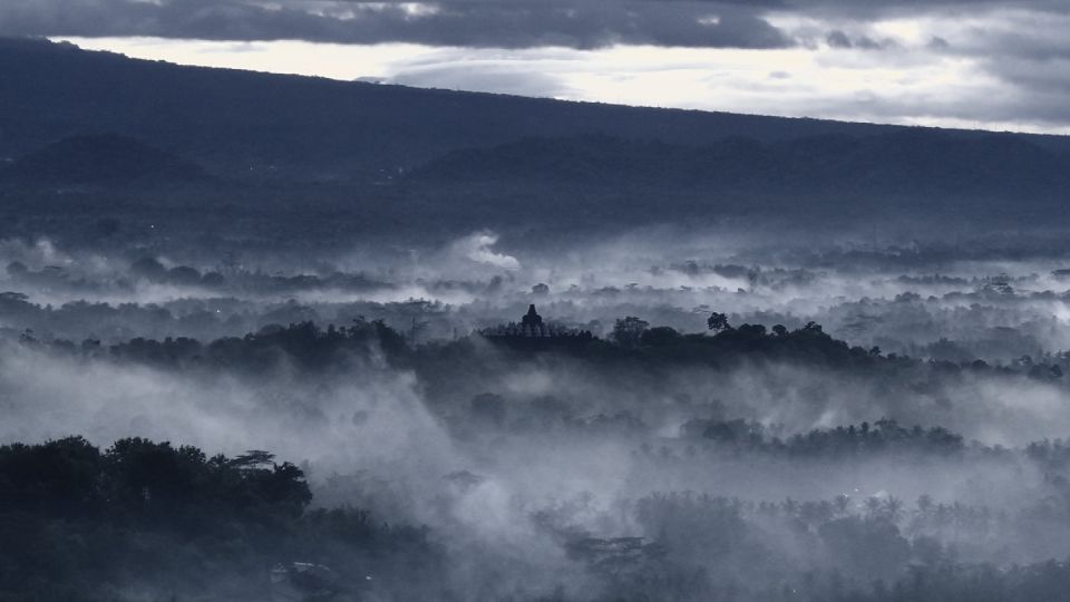 Yogyakarta: Setumbu Sunrise Borobudur Prambanan Guided Tour - Tour Overview