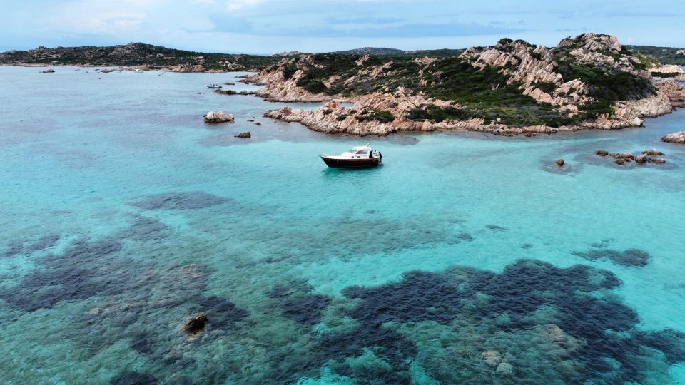 Archipelago of La Maddalena: Tour in Motorboat - Boat Features