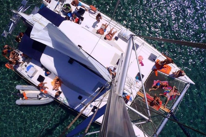 Catamaran Full Day Cruise: Poliegos - Kleftiko - Sikia Beach Beauty
