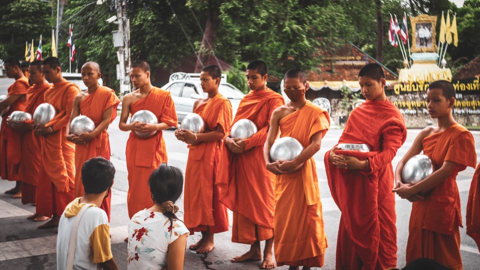 Chiang Mai: Buddhist Almsgiving and Market Tour With Meal - Almsgiving Ritual Experience