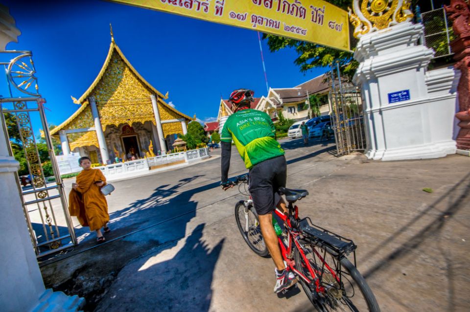 Chiang Mai: Historic Old City 4-Hour Guided Bike Tour - Exploring the Old City