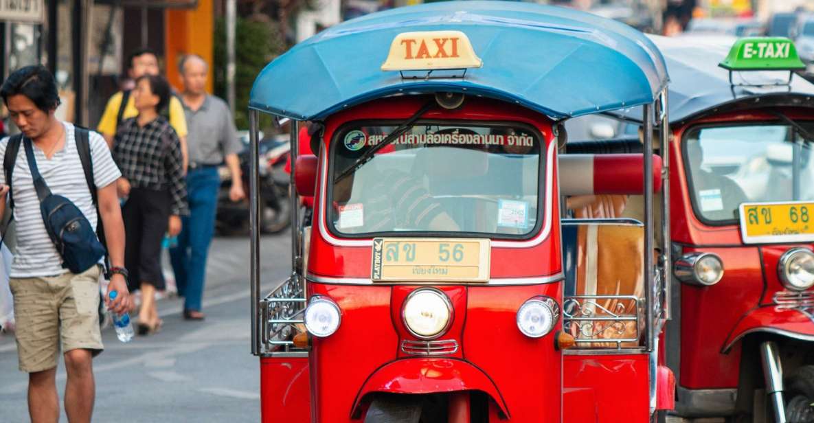 Chiang Mai: Tuk-Tuk Evening Tour With Temples & Street Foods - Tuk-Tuk Ride Experience