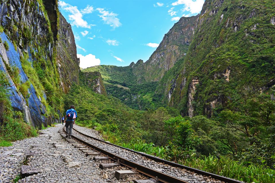 Cusco: Salkantay Trek 4 Days 3 Nights With Return by Train - Itinerary: Day 1