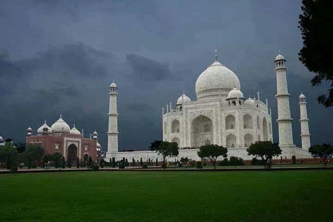 Day Trip to the Taj Mahal and Agra From Delhi by Train - Visiting the Taj Mahal