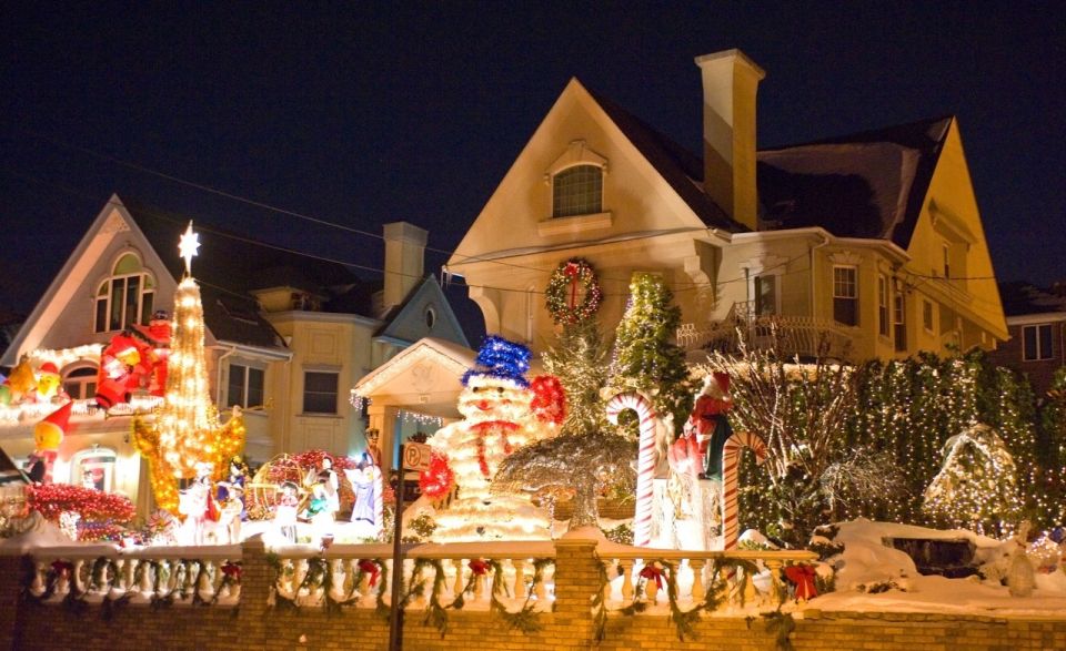 From Manhattan: 4-Hour Christmas Lights Luxury Bus Tour - Itinerary Highlights