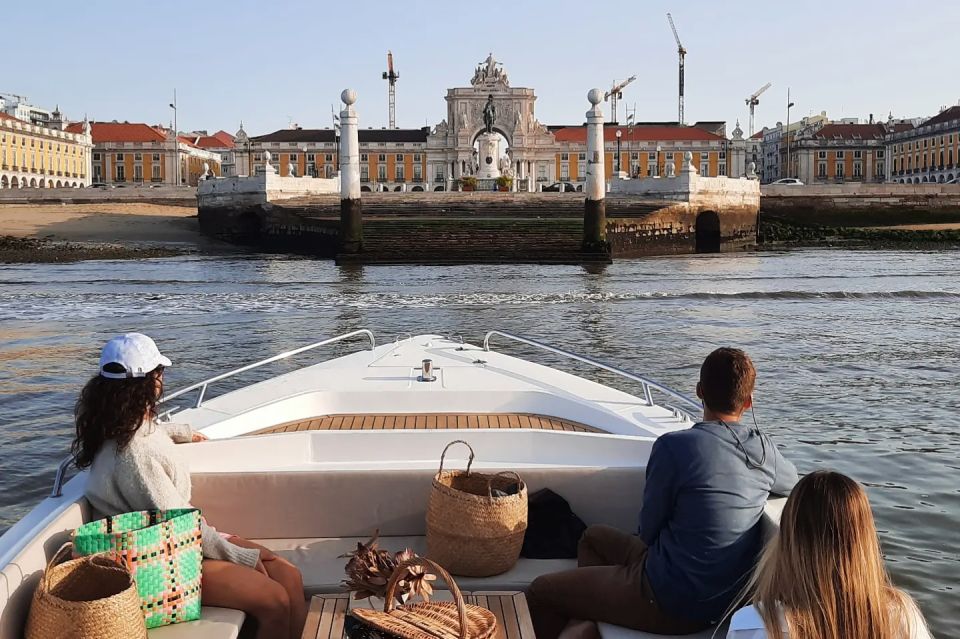 Lisbon: Sunset Boat Tour With Snacks & Drinks - Highlights of the Boat Tour