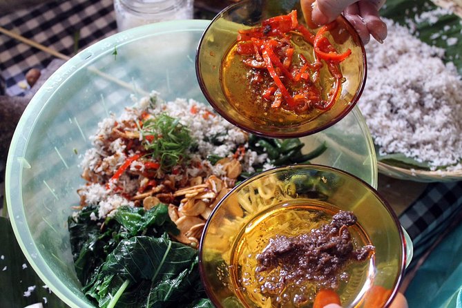 Local Market Tour and Traditional Balinese Cooking Class With a Family in Ubud - Market Tour and Ingredients