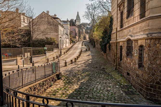 Lost Lovers of Montmartre Experience in Paris - Love Story Unfolding