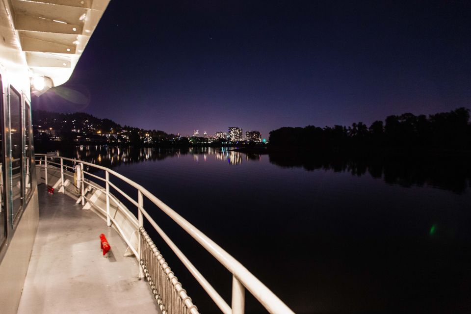 Portland: Willamette River 2.5-hour Dinner Cruise - Included Features