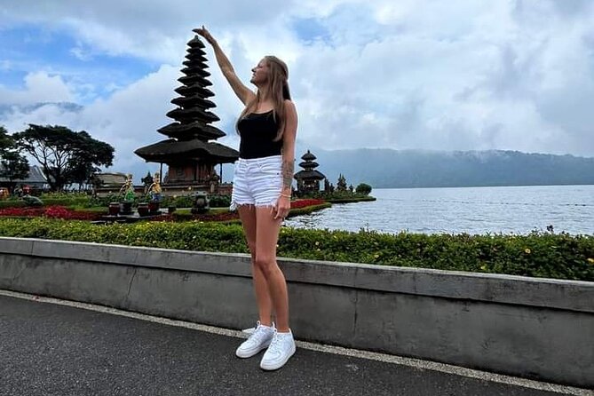 Private Bali Tour of Ubud Swing and Ulun Danu Beratan Temple - Visiting Ulun Danu Beratan Temple
