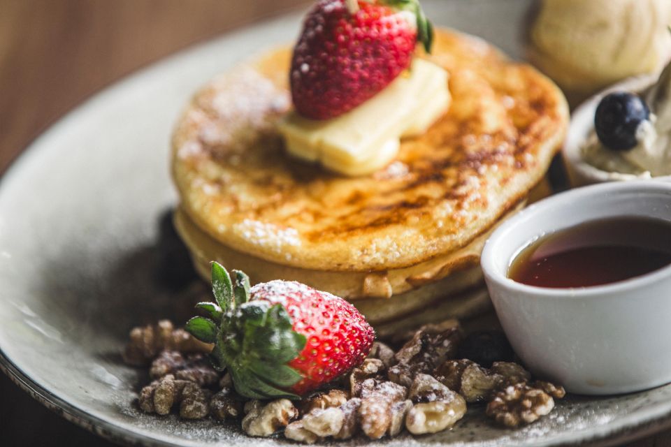 Riverside Breakfast Bliss - Engage in Wildlife Feeding Activities