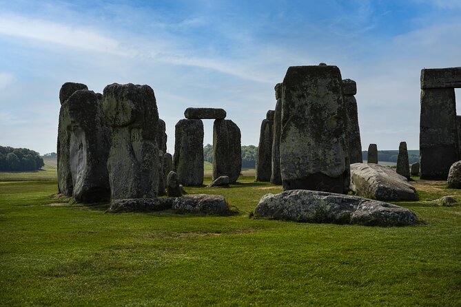 Small-Group Day Trip to Stonehenge, Bath and Windsor From London - Visiting the Legendary Stonehenge