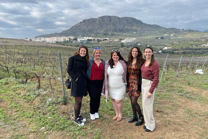 TOP WINE TOUR- Vineyard & Cellar Visit + 6 TOP Wines + Tapas - Highlights of the Experience
