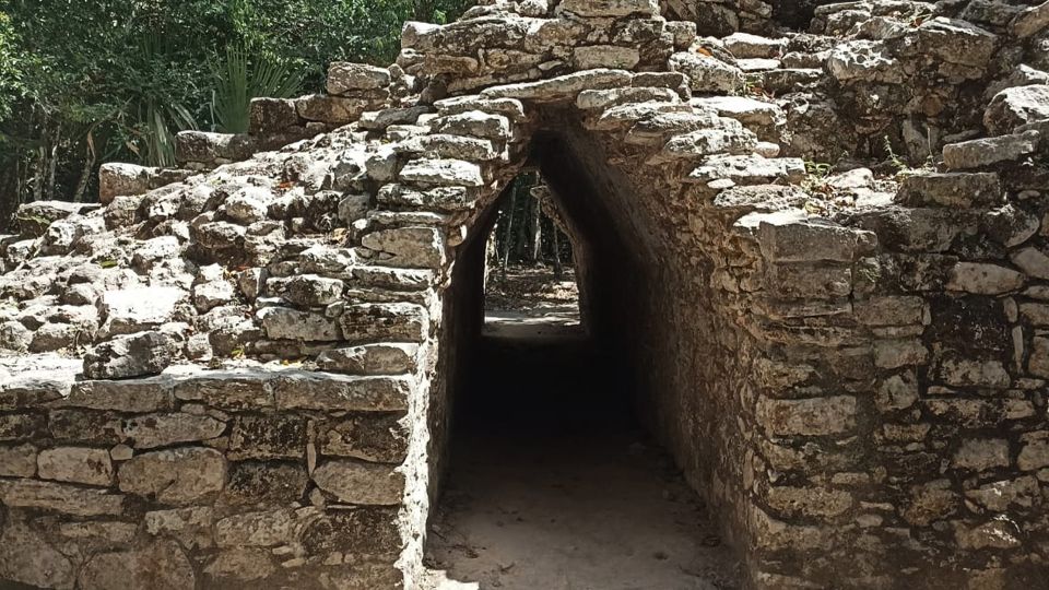 Tulum and Coba: Full-Day Archaeological Tour With Lunch - Visiting Tulum