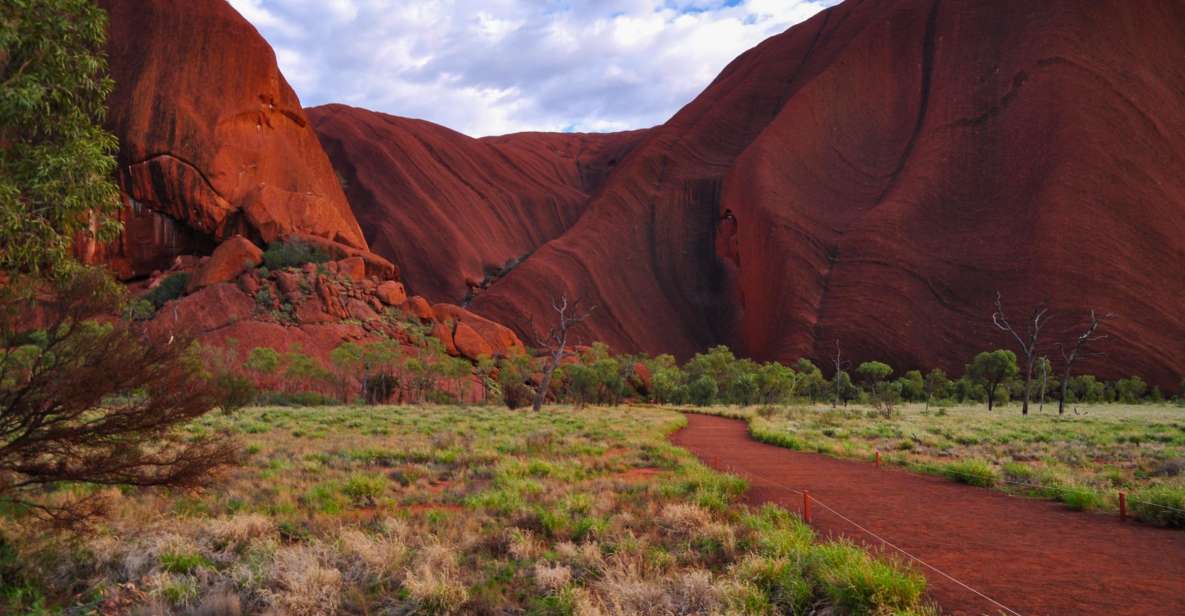 Uluru: Sacred Sites Tour + Sparkling at Sunset & BBQ Dinner - Tour Experience