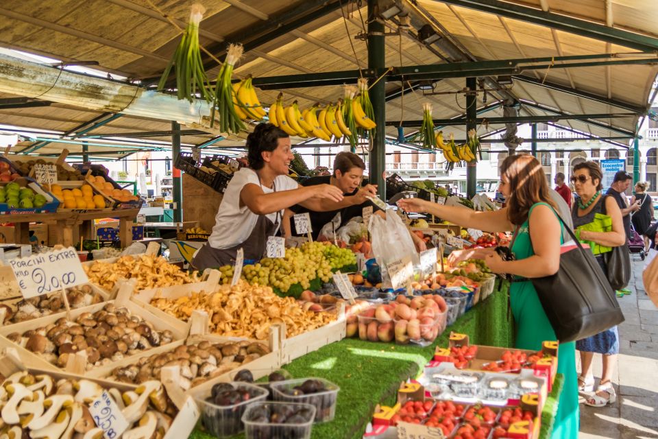 Venice: Rialto Market Food and Wine Lunchtime Tour - Sampling Venetian Specialties