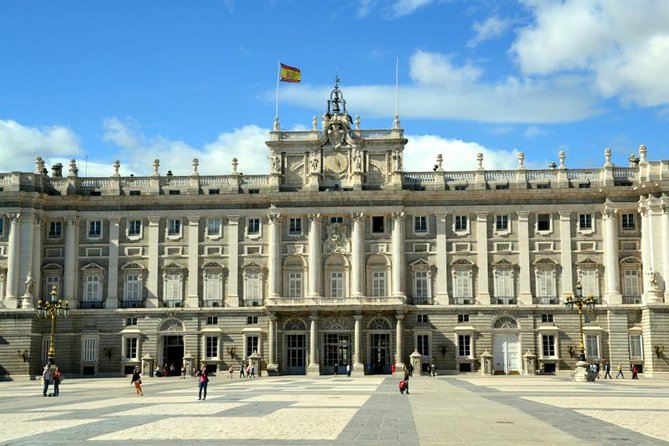 Walking Tour Madrid Old Town: Secret Spots and Hidden Gems - Exploring Puerta Del Sol Square