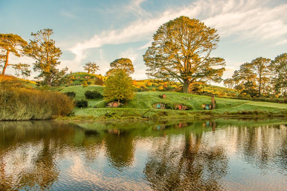 Auckland: Hobbiton Movie Set Day Trip With Festive Lunch - Itinerary